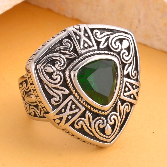 Emerald Green Simulated Diamond Filigree Shield Ring in Black Oxidized SS. Sz 6 - Picture 5 of 5